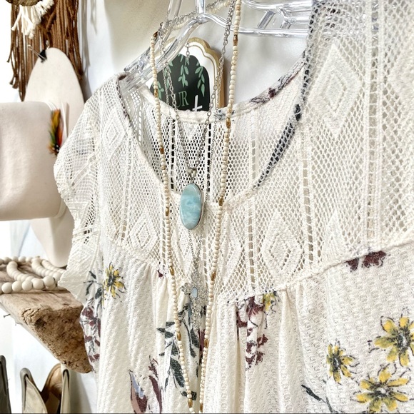 Beautiful BOHO prairie floral blouse w crochet detailing🦋✨ - Picture 4 of 9